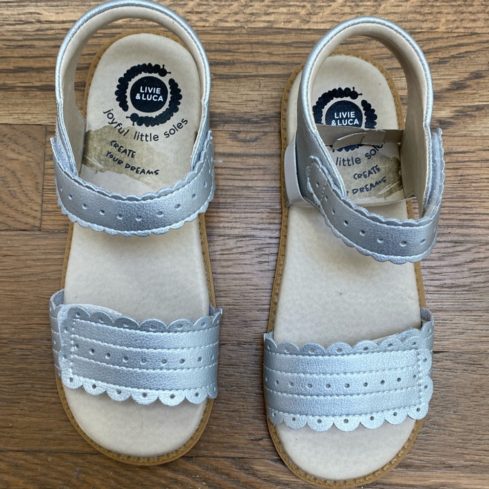 Livie and Luca leather silver girl sandal youth 2 NEW excellent
